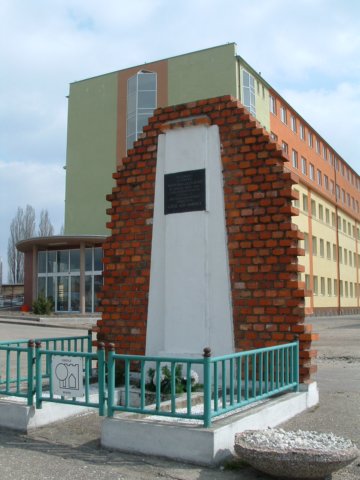 pomnikfragmentmurwszmalcwki.jpg